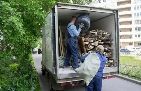 Погрузка древесных отходов и мешков с мусором